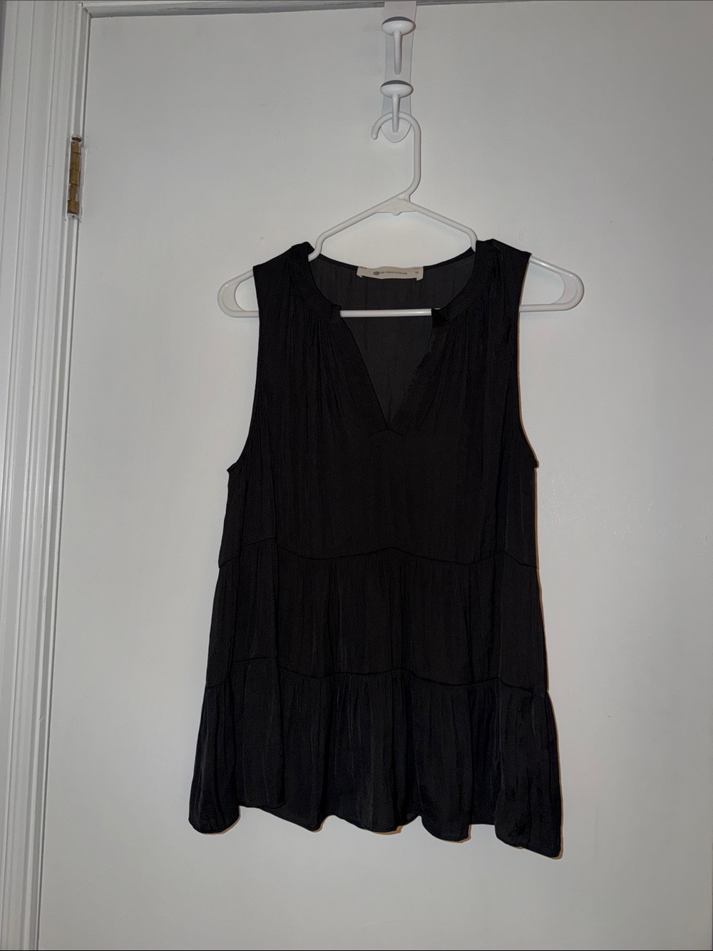 The impeccable pig- size medium -Sleeveless Black V-Neck Tiered Women's Top